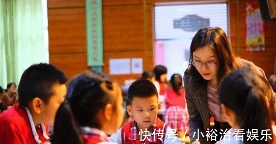 中小学|中小学实行延迟服务,“接送难”看似被解决,实则新问题却出现了