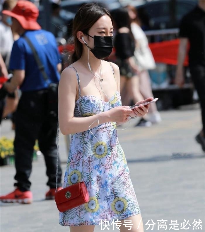 街拍:小吊带连衣裙和大长腿完美搭配, 街头靓丽的风景!
