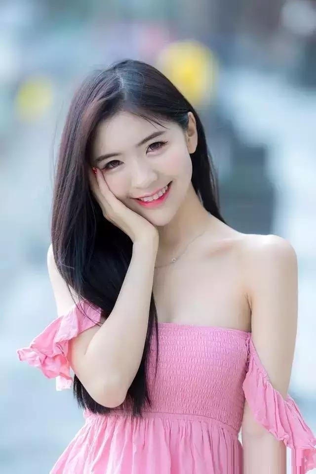 抹胸|时尚街拍一字肩的抹胸粉色连衣裙，性感而优雅