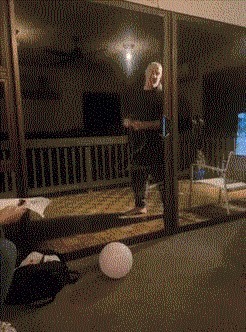 |搞笑GIF：见过荡秋千的，没见过骑摩托车荡秋千的