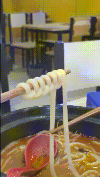 |搞笑GIF：就叫卖了，还帮着数钱