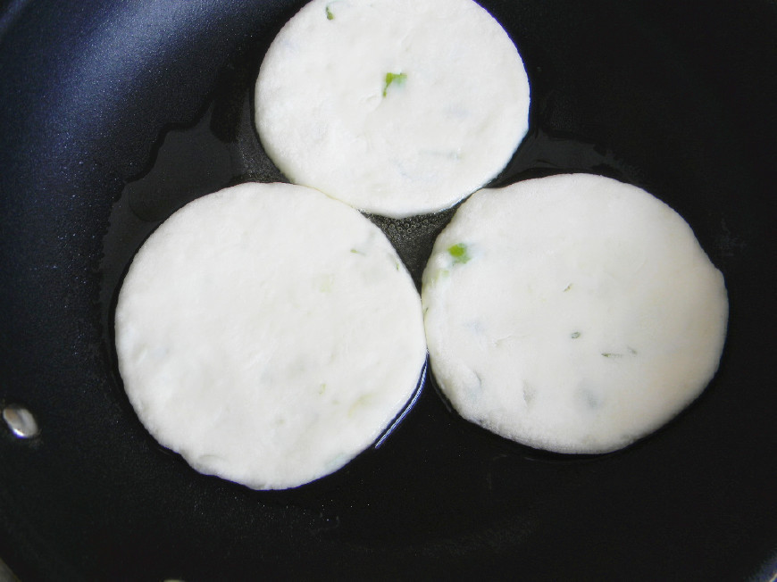 快手发面葱香饼，按照我这么做，菜都不用吃，太香啦
