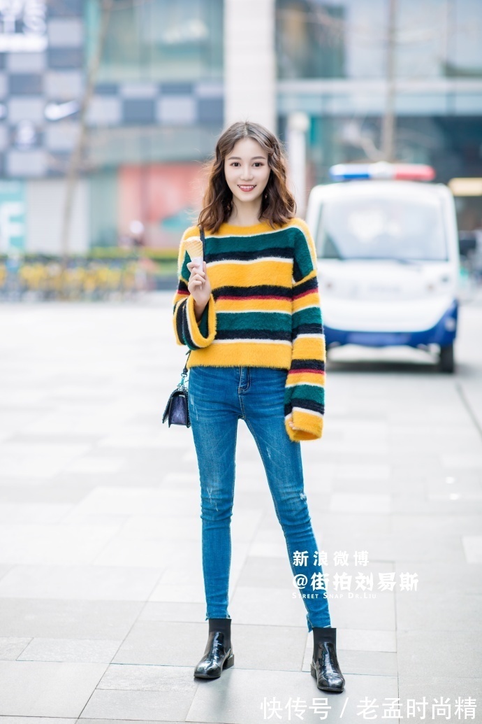 毛衣|街拍,条纹撞色毛衣搭配牛仔裤,简洁大方又百搭!