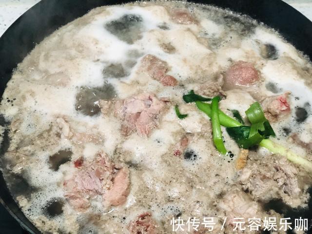 厨子|炖排骨时,上边的浮沫要不要撇干净?听完老厨子的讲解,涨知识了