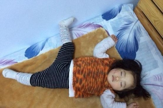 孩子|宝宝“高难度睡姿”火了,妈妈掀开被子一看,网友:嫦娥奔月?