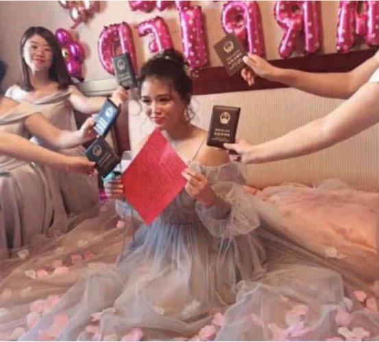 伴娘团 “最霸气新娘”婚礼现场,看到伴娘手上的证书后,网友:自求多福