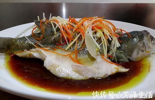 鱼肉|清蒸鲈鱼,加盐和料酒都不对!牢记这3点,鱼肉鲜嫩不柴不腥