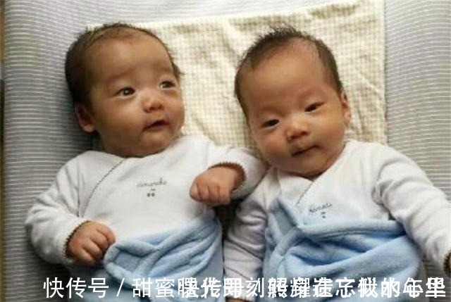 家长|爸爸带双胞胎儿子睡觉,父子三人姿势神同步,网友亲生的没跑了