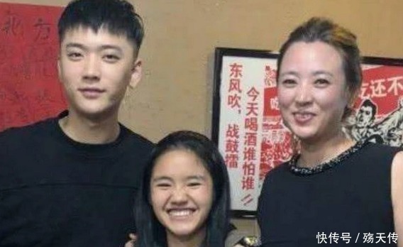 最美|当年被富豪收养的“最美农村女孩”,跟城市哥哥一起住,如今怎样