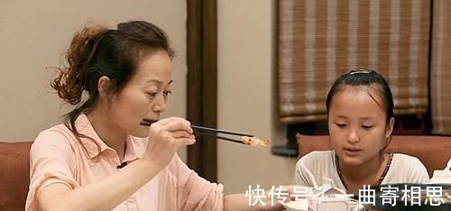 《变形计》农村女孩不会吃虾,阔太却说出9字,女孩当场傻掉