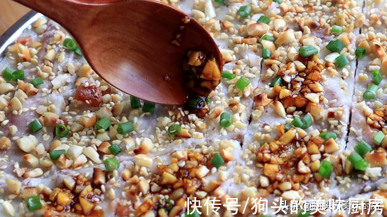 吃芋头的季节，我家经常这样做，咸香软糯做法简单，一大盘都吃光