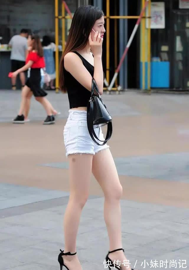 街拍 街拍美女:小姐姐的黑白风尚,简单又时尚学会了就能美上一个天