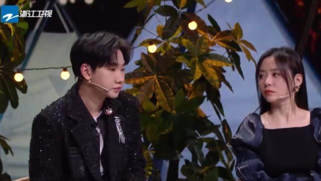 王牌综艺强捧小鲜肉，张靓颖镜头一剪没，汪苏泷带伤录制成背景板