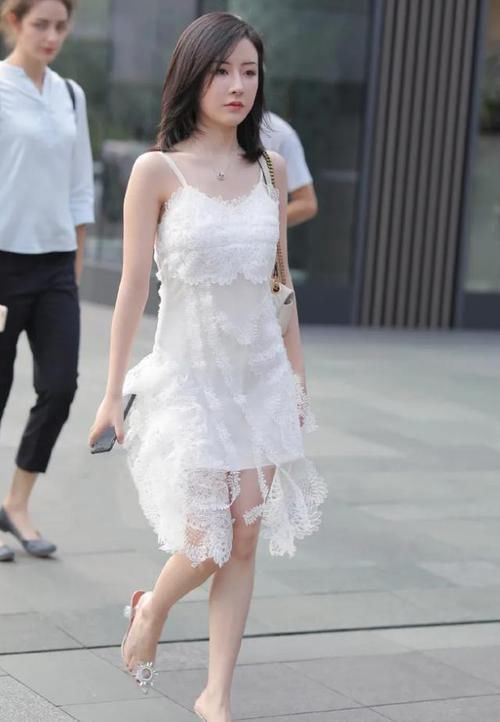 仙女|小姐姐太漂亮了,穿一件白色吊带短裙美成小仙女,吸足路人目光