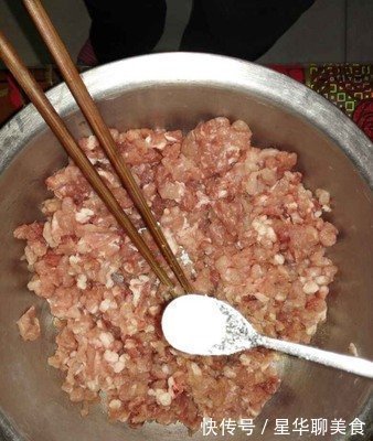 做猪肉馅儿饺子时，牢记“盐水油”口诀，鲜嫩多汁儿，香浓美味