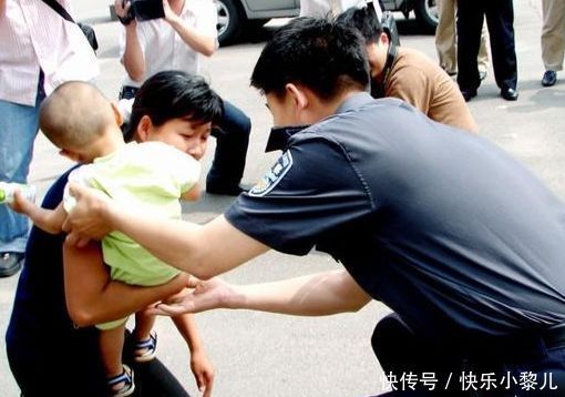 孩子|人贩子在街上抢娃，却说宝妈是人贩子，宝妈急中生智救了孩子