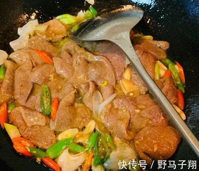 炒猪肝,先腌制还是先焯水?教你正确做法,猪肝嫩滑鲜香,没腥味