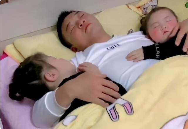 爸爸|三胞胎的午睡照走红，儿子被爸爸晾在一旁，家庭地位一目了然