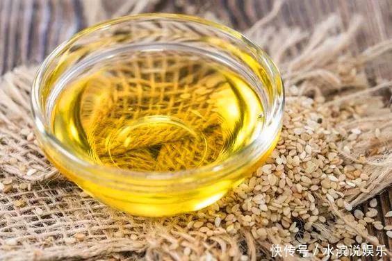 大街上流动卖麻油的,老远就闻着香,原来猫腻在机器里,幸好没买