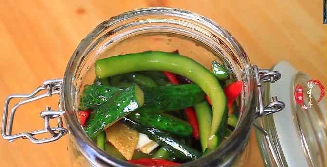 这是黄瓜最脆爽,入味的做法,老酒鬼们一盘菜,能喝半斤酒,过瘾