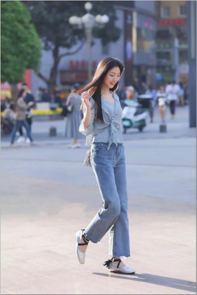 牛仔裤提升自身的优雅气质，绽放你干练秀美的玲珑身姿