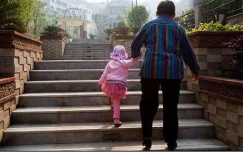 弊端|奶奶带孙子吃宴席,结束后却遭全村人拉黑:孩子教好了再带出来