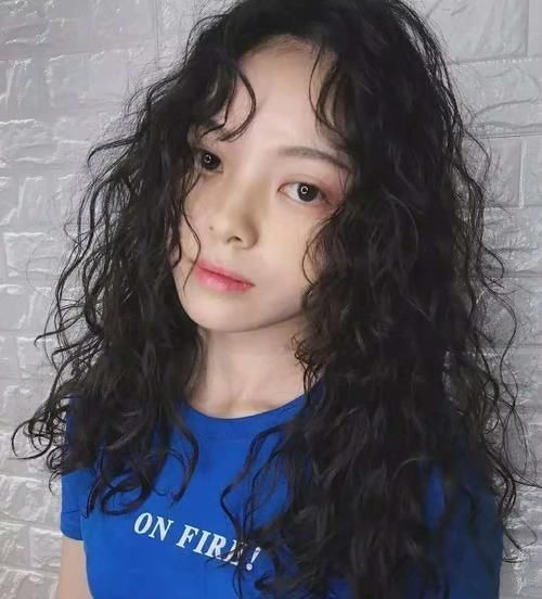 湿发 烫了羊毛卷不会打理?简单的湿发造型一学就会,发型时髦又洋气