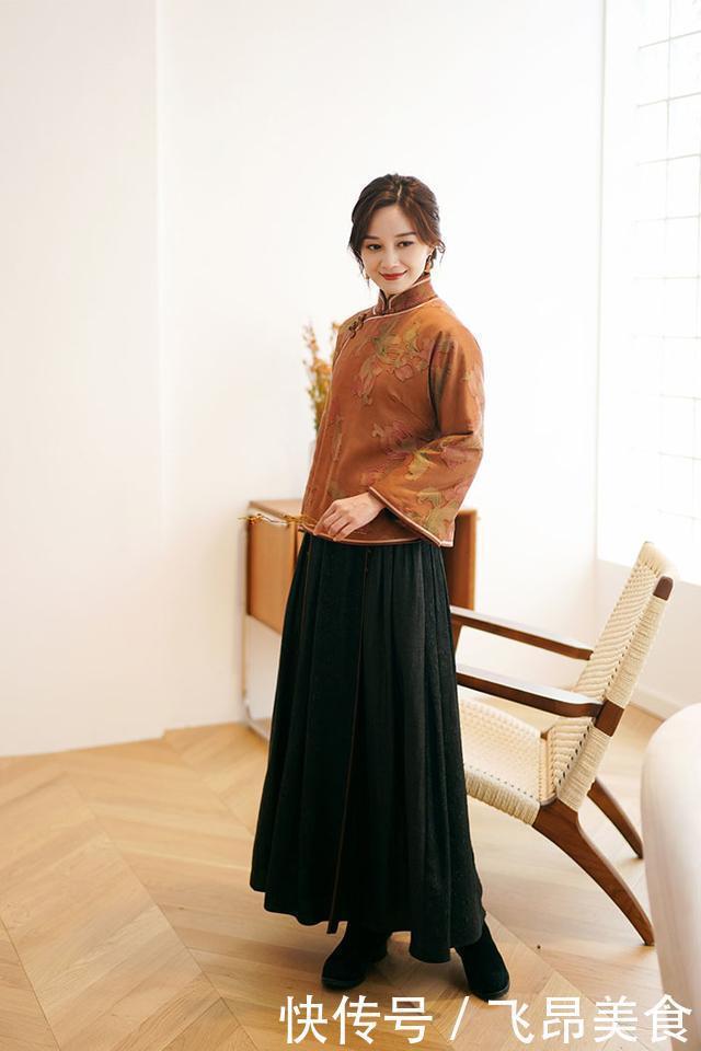 年过50岁的女人,冬天棉衣建议“买短不买长”,这样穿优雅减龄