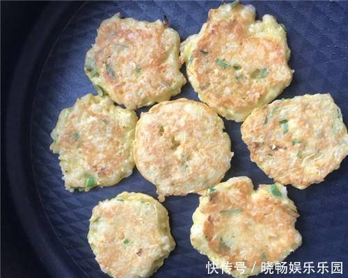  剩饭|1碗剩饭1个鸡蛋，不炒不煮，酥脆喷香，凉了更好吃，小孩很爱吃