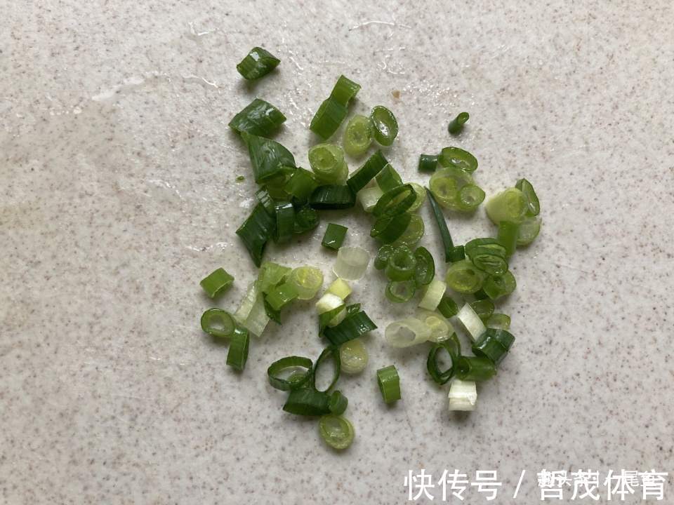 鸡蛋|三个鸡蛋加根葱,这样蒸一蒸,八分钟就出锅,鲜香美味很下饭