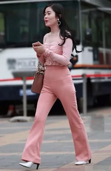 街拍桃粉辣妈驾驭高腰喇叭裤,边走边高举手机的模样像极了爱情