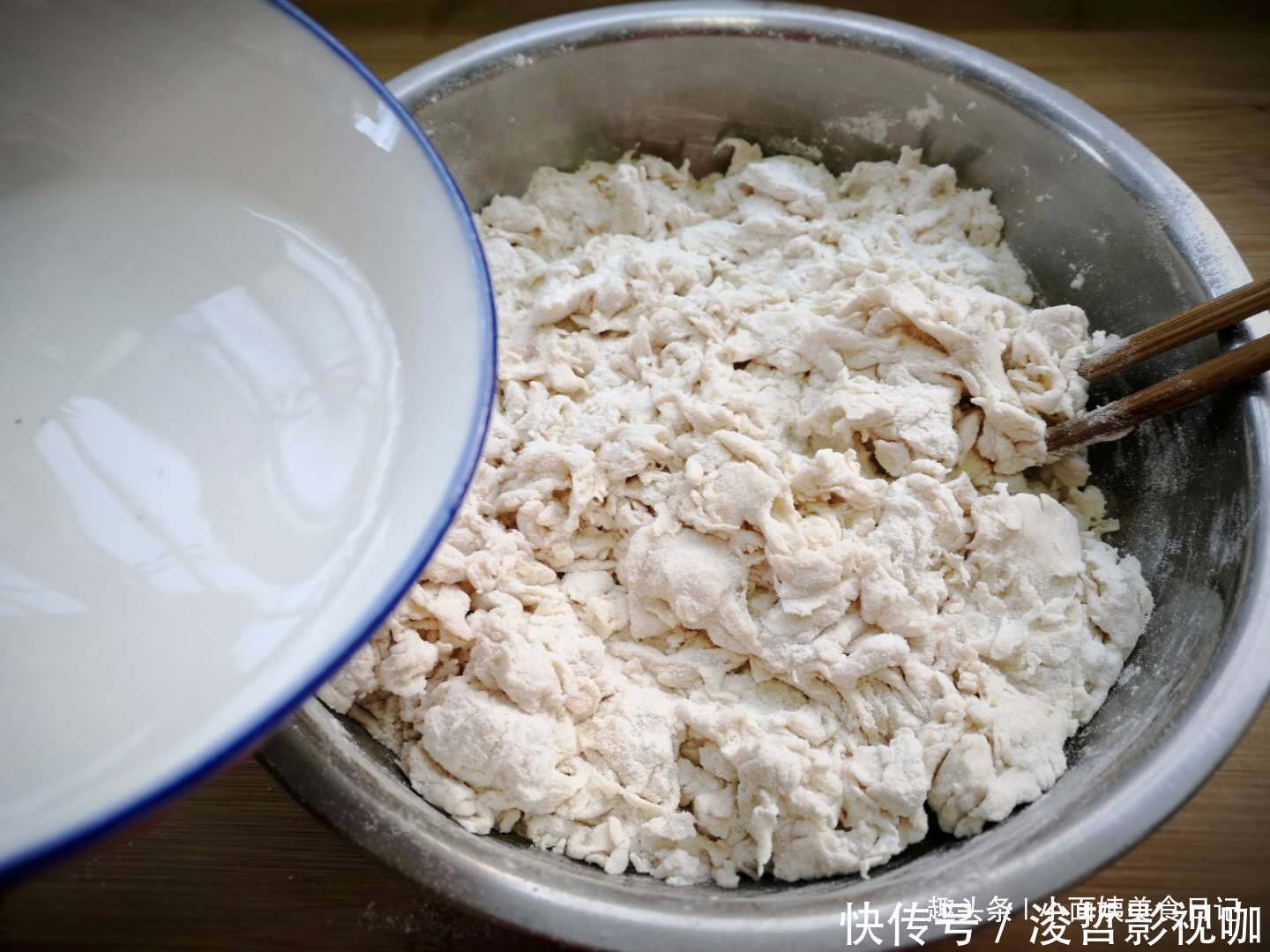 搅拌均匀|做韭菜鸡蛋馅饺子，“最忌讳”放它，很多人弄错，难怪饺子不好吃