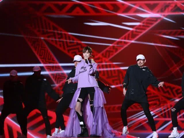 李宇春出席青你2总决赛亲身演绎百变舞台,暖心助力成团夜