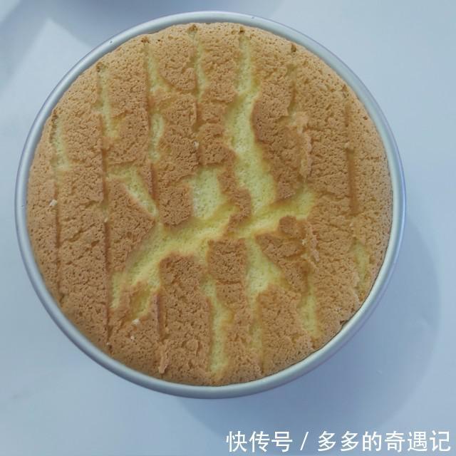 玉米淀粉|爆浆椰浆芝士奶盖蛋糕,切开一小口,竟然还是爆浆效果