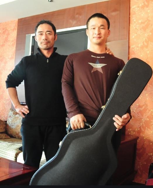 旭日阳刚|草根歌手旭日阳刚：一个再度翻红年入百万，一个回归田园种菜种田