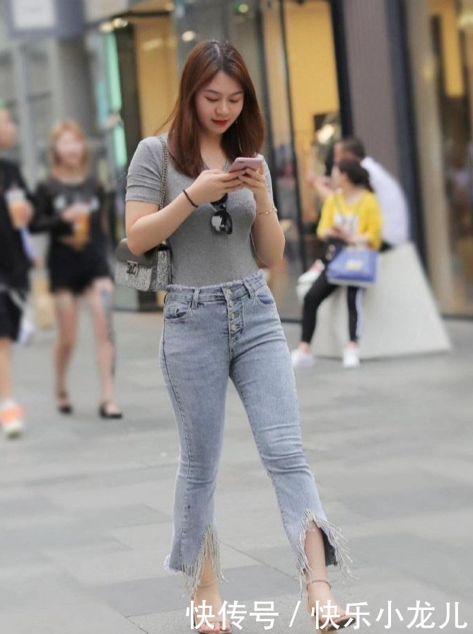 性格的牛仔裤穿搭,展示出你想要的前卫感