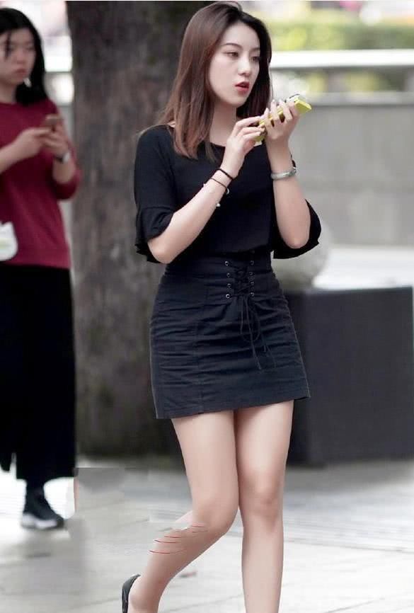 简洁裙装的搭配不失美感优雅，可以轻松穿出魅力时尚风情