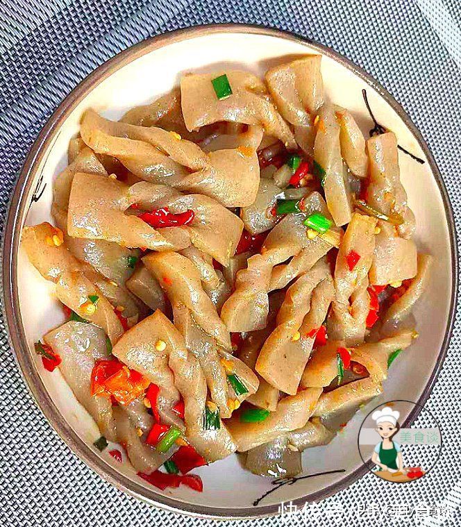 秋天，家人就爱吃这素菜，不放肉也很香，每次炒一盘，上桌不够吃