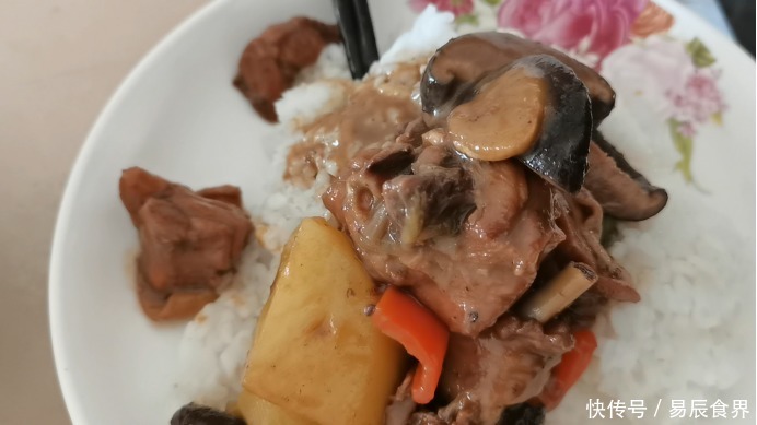 黄焖鸡米饭,必须会做的一道菜,口感鲜嫩香味浓郁多吃三碗饭