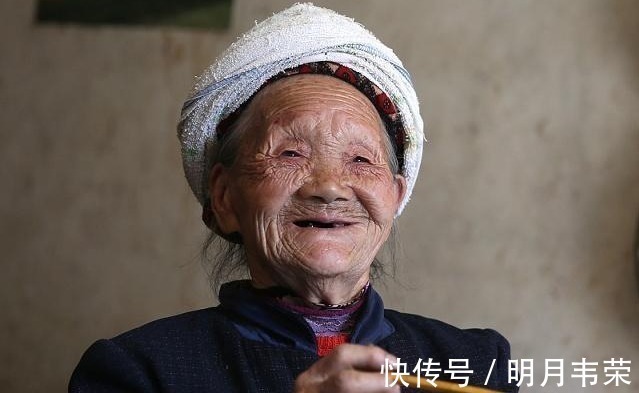 负面情绪|105岁长寿老人既抽烟又喝酒，他的长寿秘诀想不到，仅有9个字