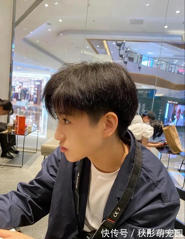 时髦|2021年男生“新发型”参考,理发师建议留这4款,时髦又减龄