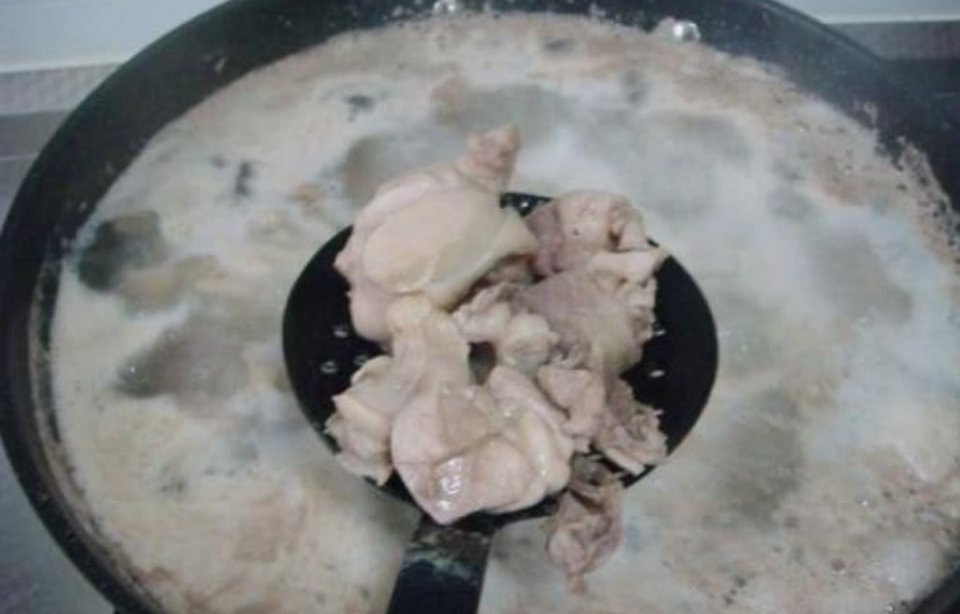 鸡汤|炖鸡汤别傻傻放那么多调味料，只放这一味，鸡汤原汁原味，贼好喝