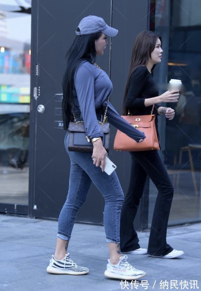 穿搭 宽松的上衣修饰微胖的体型,牛仔裤搭配黑腰带意外美出时尚气质