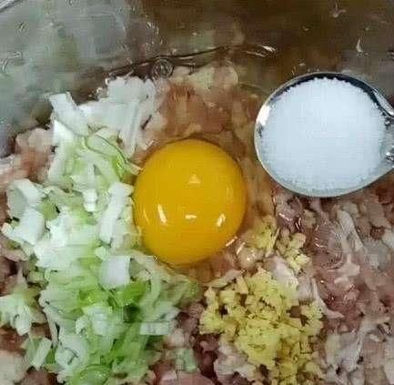 不管调什么饺子馅，这4种调料一定要加，饺子更香更好吃