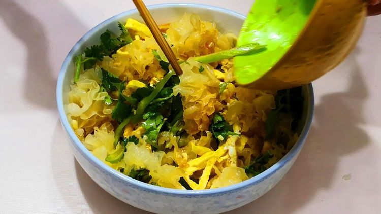银耳别只炒着吃，加2个鸡蛋教你新吃法，8分钟上桌，待客也有面子