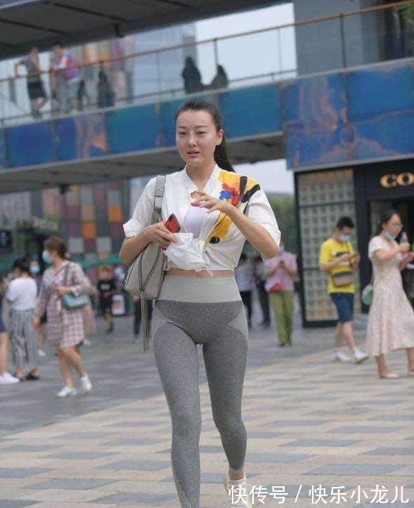 高跟鞋 打底裤的打扮开启时尚模式,带来精致的风格,好看不挑人