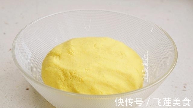 玉米面饼，烫一烫柔软不硬，也不用擀，拍拍即成，多吃粗粮身体好