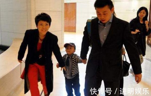 儿子|邓亚萍夫妇陪14岁儿子打乒乓球,两位世界冠军变身''陪练''