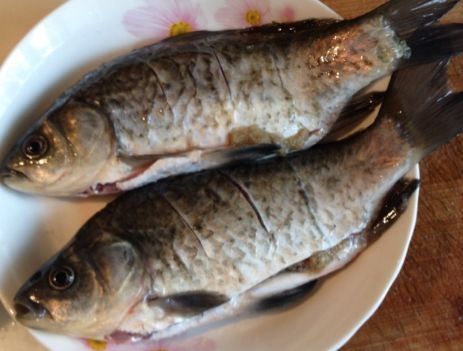 热水|炖鲫鱼汤时,用热水还是冷水做对了,鱼肉嫩滑,汤汁香浓发白