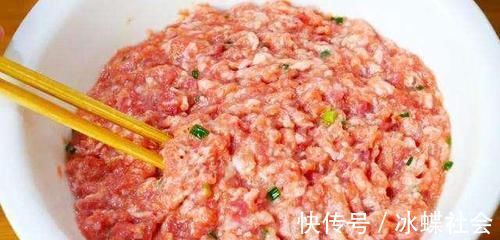 调肉馅时,有人放香油,有人放熟油,都不对,学会正确做法,喷香